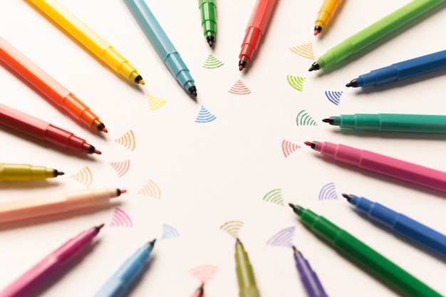 Bovenaanzicht van stakingen geschilderd met kleurrijke markeringen op wit papier. Marekrs sturen wifi