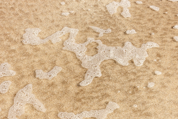 Bovenaanzicht van strandzand met water