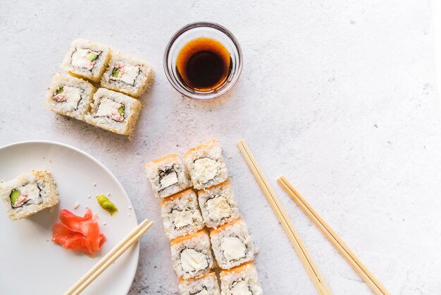 Bovenaanzicht van sushi rolt met kopie-ruimte