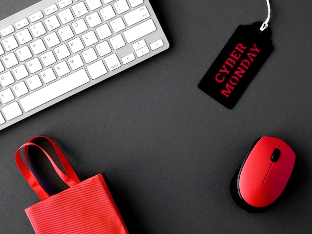 Bovenaanzicht van tag voor cyber maandag met toetsenbord en muis