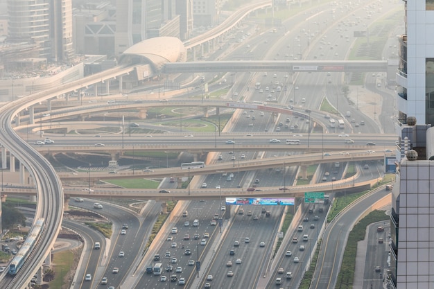 Bovenaanzicht van talrijke auto's in een verkeer in Dubai, Verenigde Arabische Emiraten