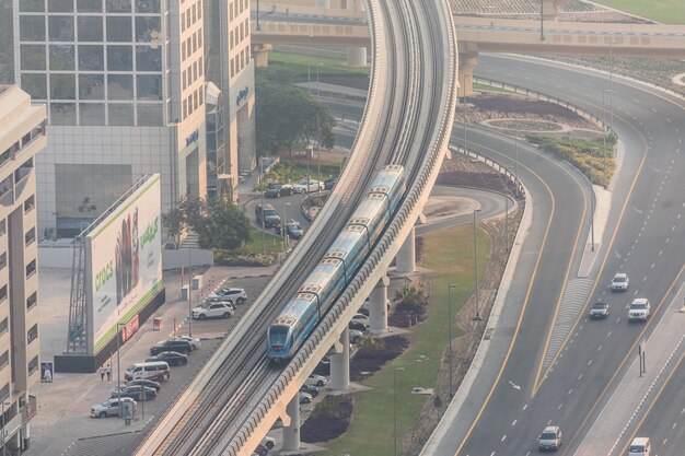 Bovenaanzicht van talrijke auto's in een verkeer in Dubai, Verenigde Arabische Emiraten