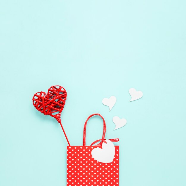Bovenaanzicht van tas met harten en kopie ruimte voor valentines