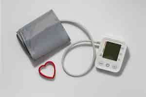 Gratis foto bovenaanzicht van tensiometer voor het controleren van de bloeddruk
