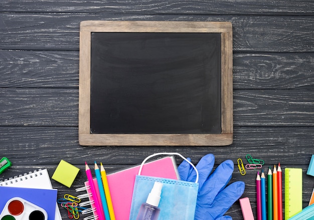 Bovenaanzicht van terug naar school briefpapier met veelkleurige potloden