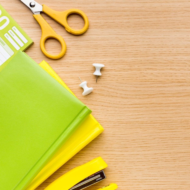 Bovenaanzicht van terug naar schoolbenodigdheden met boeken en kopie ruimte