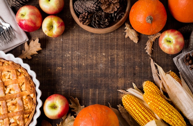 Bovenaanzicht van thanksgiving appeltaart met maïs en dennenappels