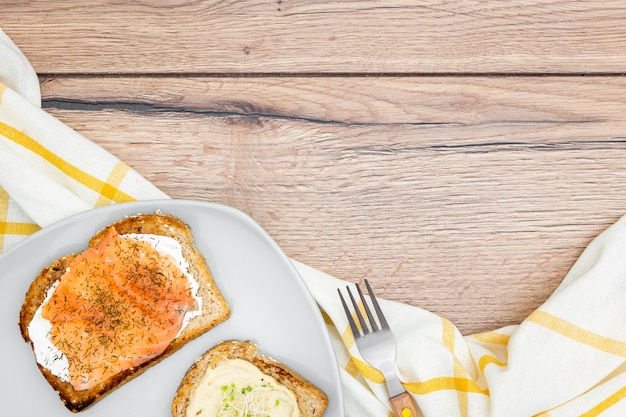 Bovenaanzicht van toast met bestek en kopie ruimte