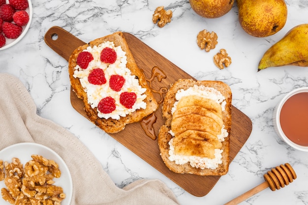 Gratis foto bovenaanzicht van toast met frambozen op snijplank