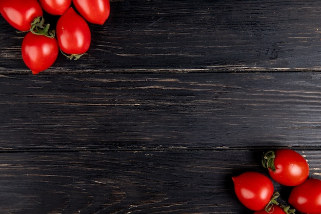 Bovenaanzicht van tomaten aan de linker- en rechterkant en hout met kopie ruimte