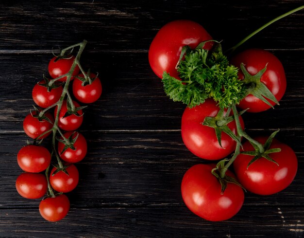 Bovenaanzicht van tomaten met koriander op houten oppervlak