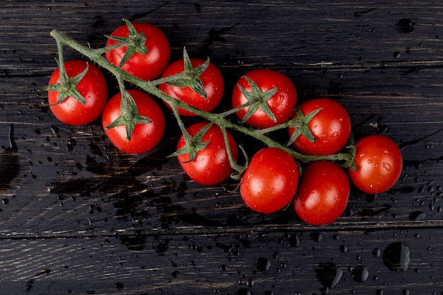 Gratis foto bovenaanzicht van tomaten op hout