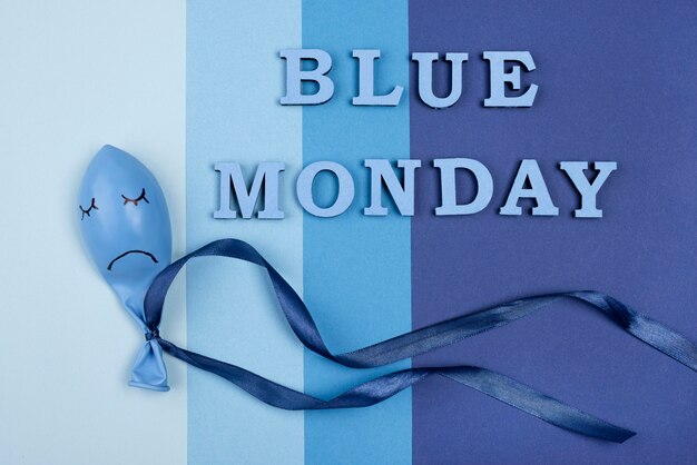 Bovenaanzicht van trieste ballon voor blauwe maandag