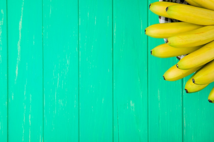 Gratis Foto bovenaanzicht van tros bananen geïsoleerd op groen hout met kopie ruimte