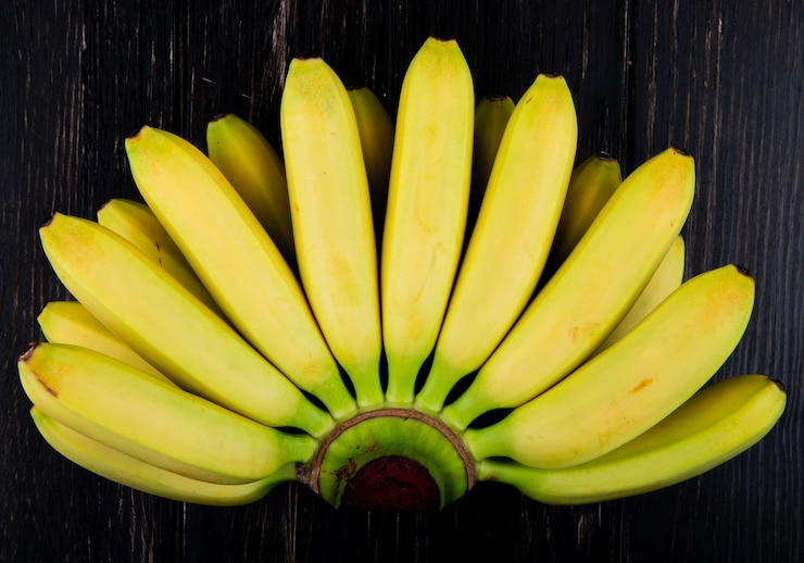 Gratis Foto bovenaanzicht van tros bananen geïsoleerd op zwart hout