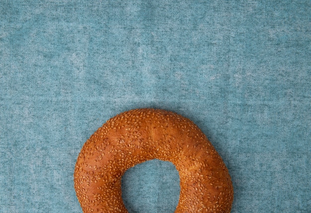 Gratis foto bovenaanzicht van turkse bagel op blauwe achtergrond met kopie ruimte