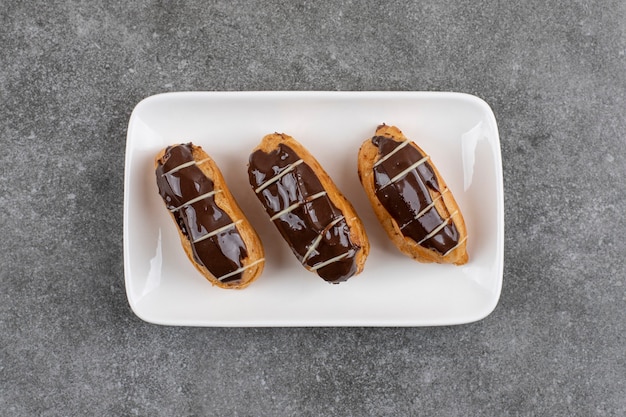 Gratis foto bovenaanzicht van turkse pasta chocolade eclairs