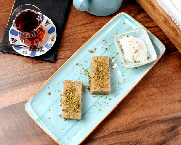 Bovenaanzicht van Turkse snoep baklava met pistache geserveerd met ijs op een schotel