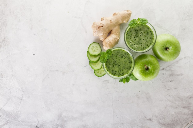 Bovenaanzicht van twee groene smoothies met appels