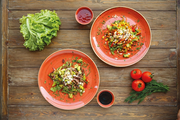 Gratis foto bovenaanzicht van twee rode platen plantaardige salades