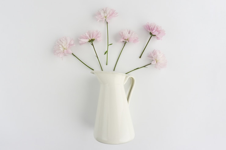 Gratis Foto bovenaanzicht van vaas met decoratieve bloemen