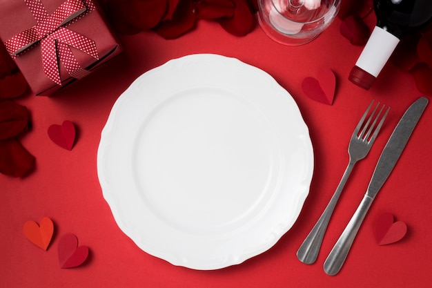 Bovenaanzicht van Valentijnsdag tafel set met plaat en cadeau