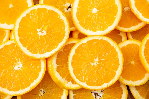 Bovenaanzicht van vele ronde stukjes sinaasappel