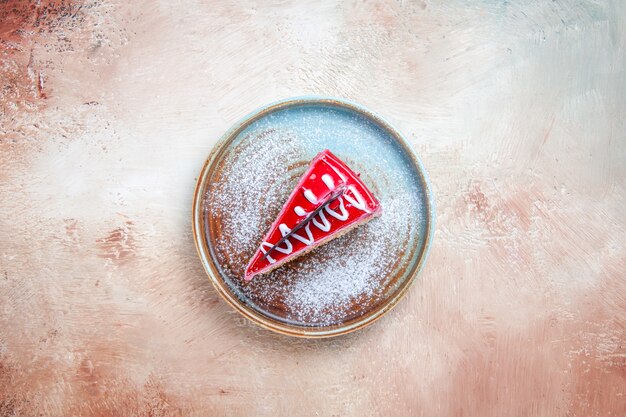 Bovenaanzicht van ver een cake een smakelijke cake met sauzen op de plaat