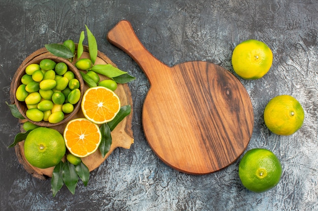 Bovenaanzicht van veraf citrusvruchten sinaasappelen mandarijnen op het bord de snijplank