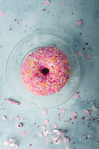 Bovenaanzicht van verjaardag donut met hagelslag