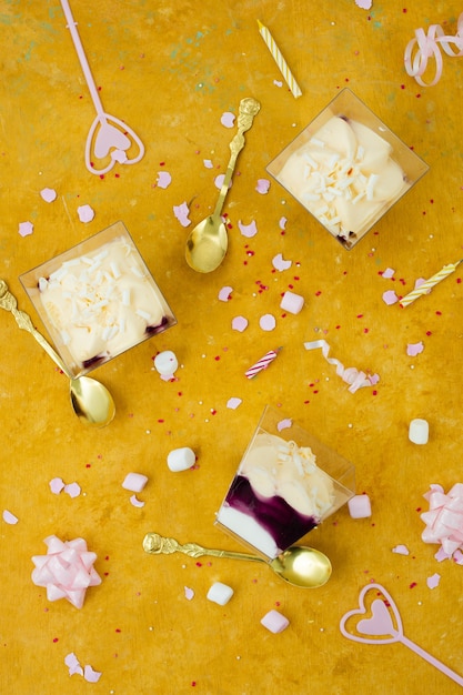 Bovenaanzicht van verjaardagstaart met lint en marshmallow