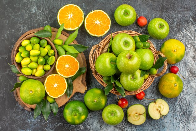 Bovenaanzicht van verre appels appels in de mand kersen citrusvruchten op het bord