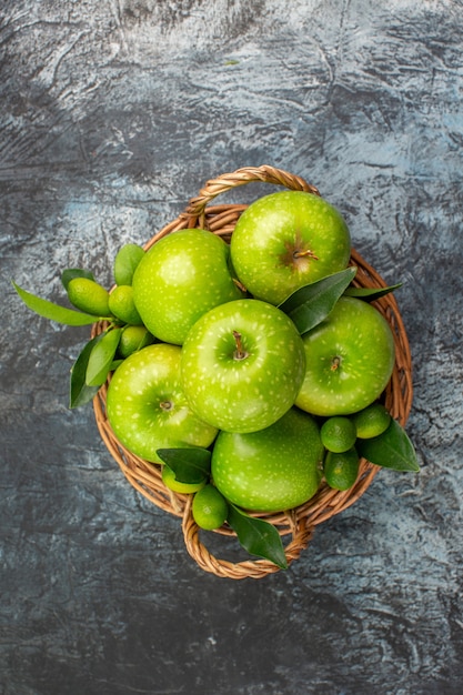 Gratis foto bovenaanzicht van verre appels groene appels met bladeren in de mand
