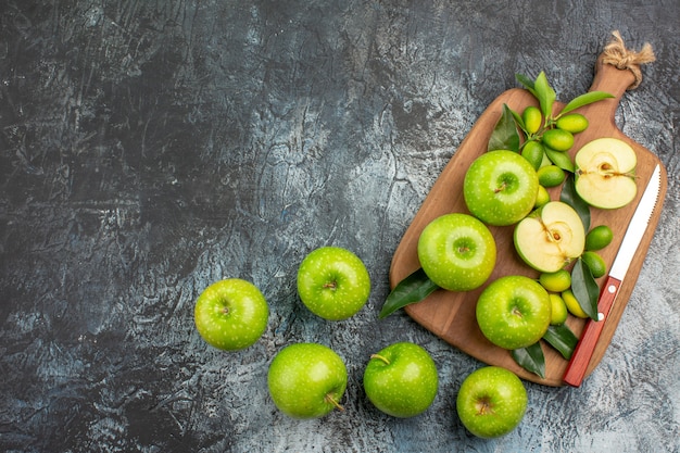 Bovenaanzicht van verre appels het mes van smakelijke appels op de snijplank