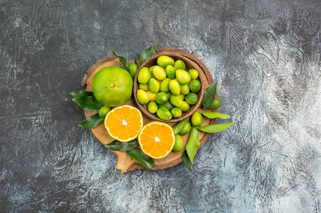 Bovenaanzicht van verre citrusvruchten verschillende soorten citrusvruchten met bladeren op het bord