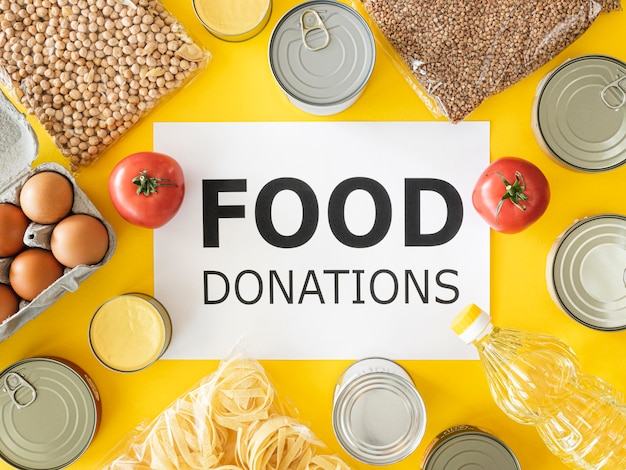 Bovenaanzicht van vers en ingeblikt voedsel voor donatie