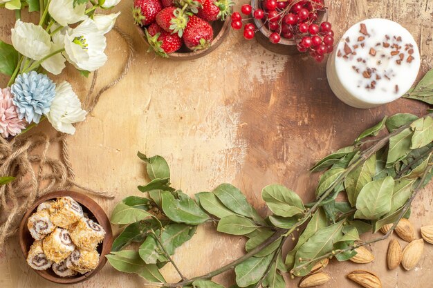 Bovenaanzicht van vers fruit met snoepjes en noten op houten oppervlak