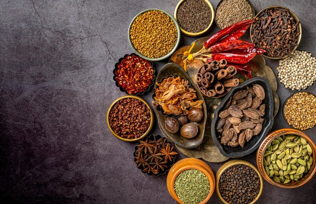Bovenaanzicht van verschillende Indiase kruiden en smaakmakers op een tafel
