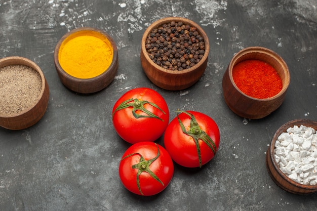 Gratis foto bovenaanzicht van verschillende kruiden en tomaten met steel