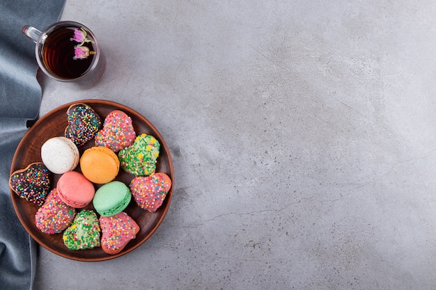 Bovenaanzicht van verschillende soorten koekjes met kopje thee