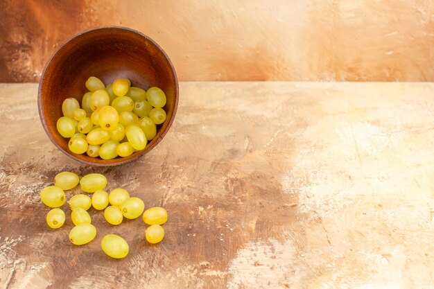 Bovenaanzicht van verse gele druiven gevallen uit een kleine pot