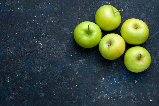 bovenaanzicht van verse groene appelsamenstelling geïsoleerd op donker bureau, vers zacht rijp fruit
