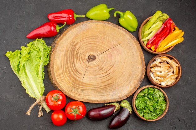 Bovenaanzicht van verse groenten met Groenen op zwart