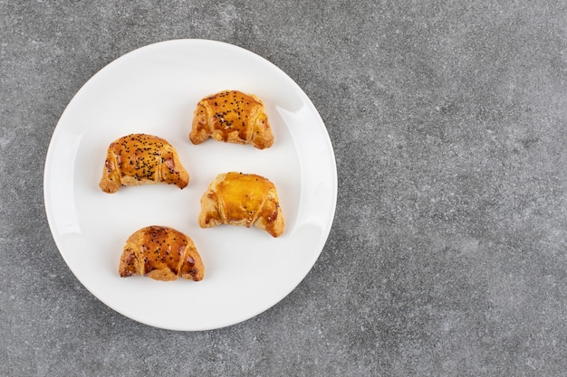 Bovenaanzicht van verse koekjes op witte plaat.