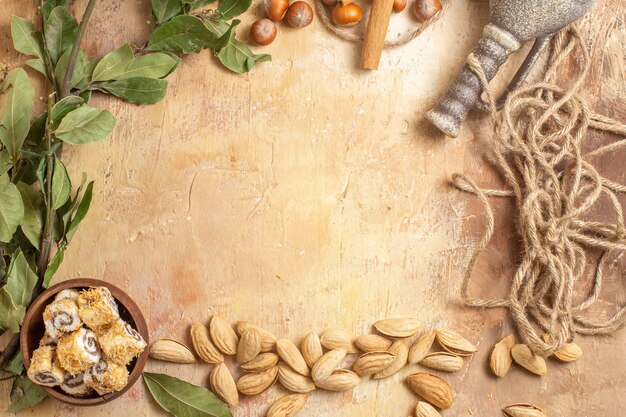 Bovenaanzicht van verse noten met snoepjes op houten oppervlak