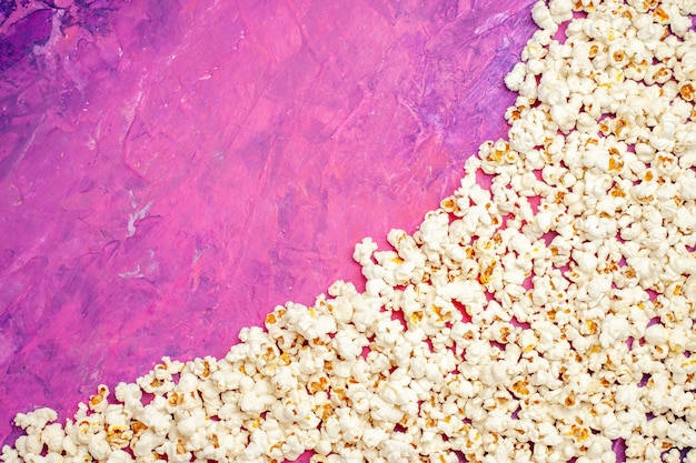 Bovenaanzicht van verse popcorn voor filmavond