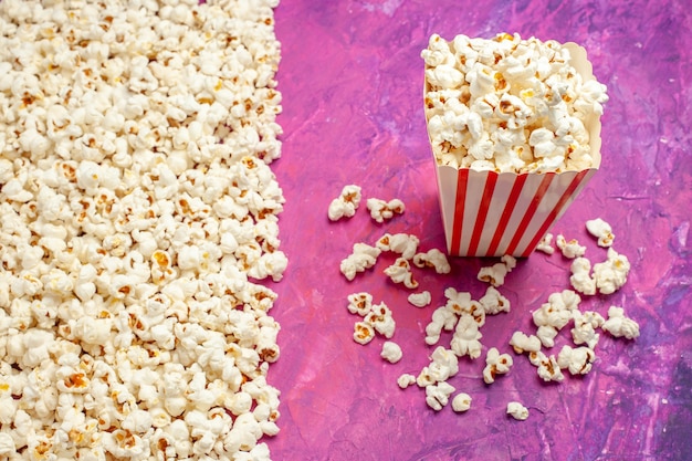 Bovenaanzicht van verse popcorn voor filmavond