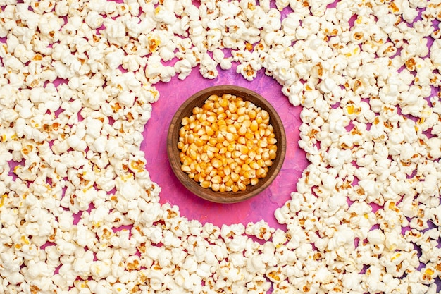 Bovenaanzicht van verse popcorn voor filmavond