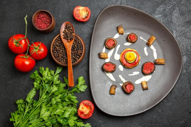 Bovenaanzicht van verse rode tomaten met Groenen op grijze ondergrond