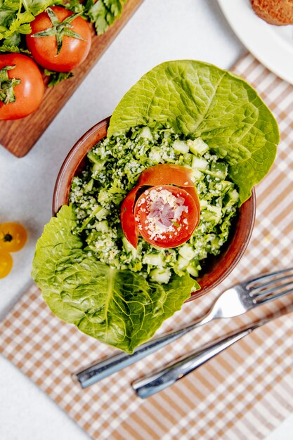 Bovenaanzicht van verse salade met quinoa tomaten en komkommers